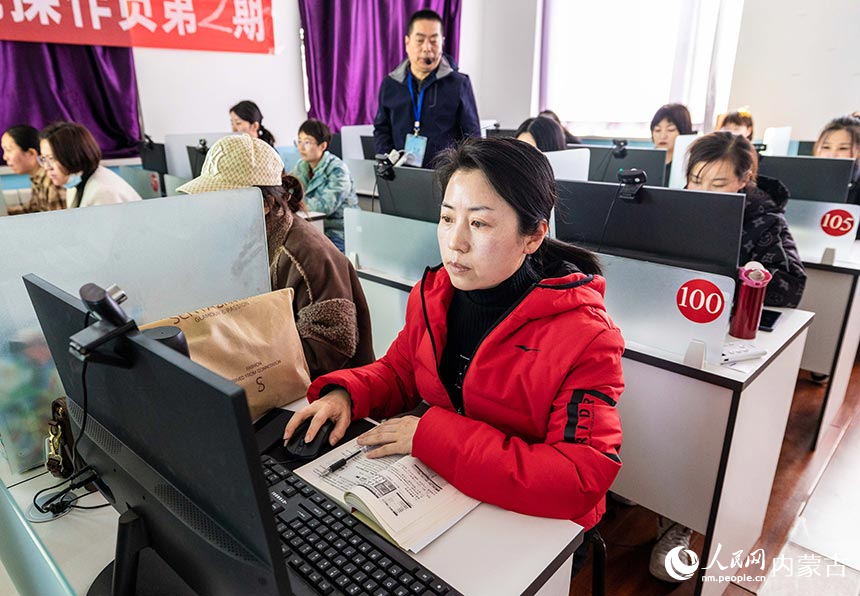 学员们在呼和浩特市玉泉区举办的计算机操作员培训班上进行实操训练。丁根厚摄