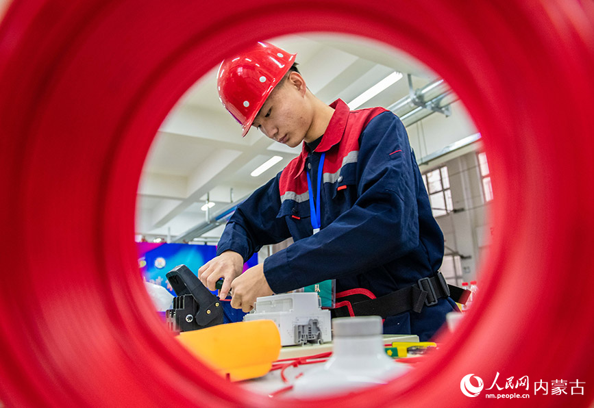 3月24日，呼和浩特市智能技術應用學校學生在參加電器安裝與維修實訓考核。丁根厚攝
