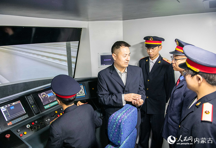 3月24日，呼和浩特市智能技術應用學校學生在CRH5高鐵列車綜合實訓基地上課。丁根厚攝