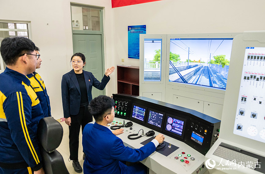3月24日，呼和浩特市智能技術應用學校城市軌道列車駕駛實訓基地，學生在老師指導下進行列車模擬駕駛。丁根厚攝