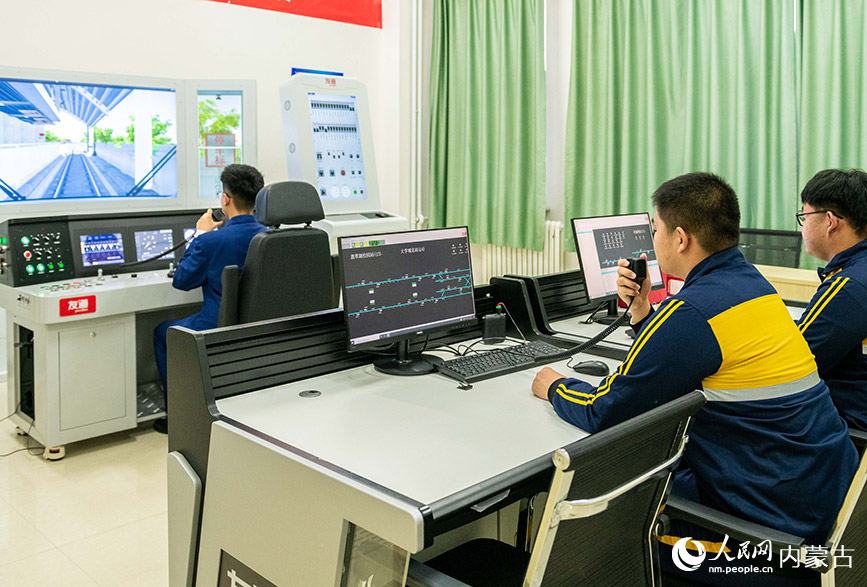 3月24日，呼和浩特市智能技術應用學校城市軌道列車駕駛實訓基地，學生在進行列車模擬駕駛。丁根厚攝