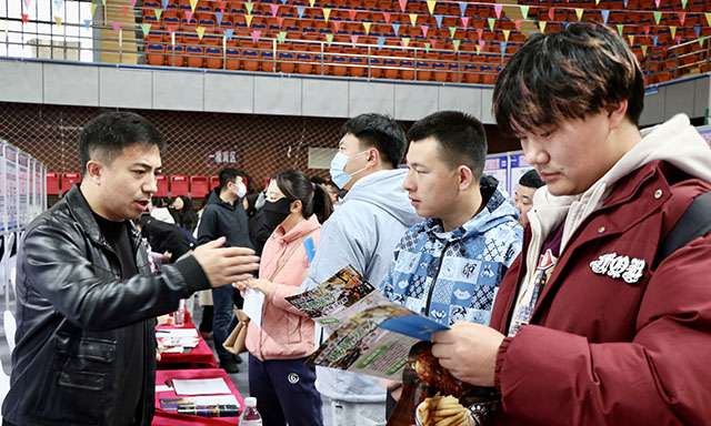 蒙吉辽跨省招聘会为求职者搭建就业大平台，为东北振兴赋能。