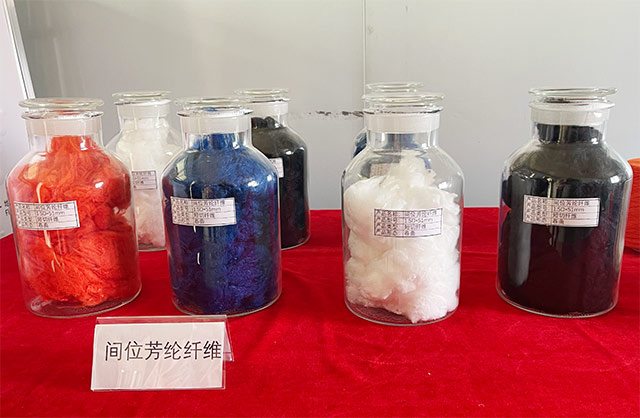 内蒙古沣晟泰新材料有限公司产品展示间陈列的间位芳纶纤维。王佳妮摄