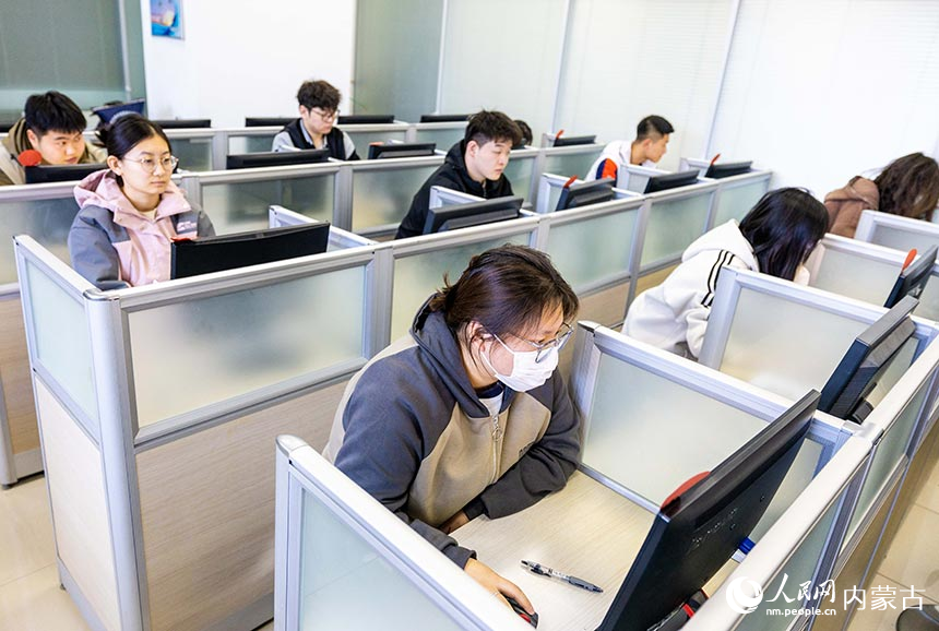 学员在呼和浩特市玉泉区零工市场“眼镜验光员”职业技能培训班上参加理论知识考核。丁根厚摄