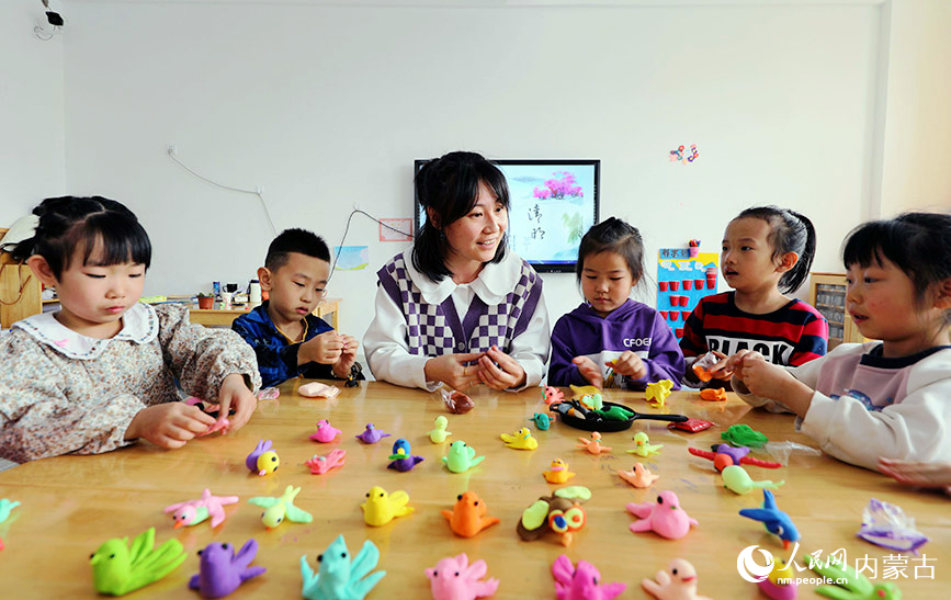 3月28日，内蒙古扎兰屯市成吉思汗镇中心幼儿园小朋友在教师指导下做泥燕，寓意春燕归来。韩冷摄