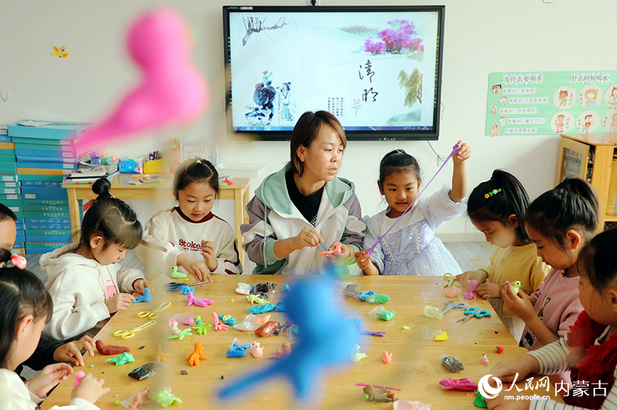 3月28日，内蒙古扎兰屯市成吉思汗镇中心幼儿园小朋友在教师指导下做泥燕，寓意春燕归来。韩冷摄