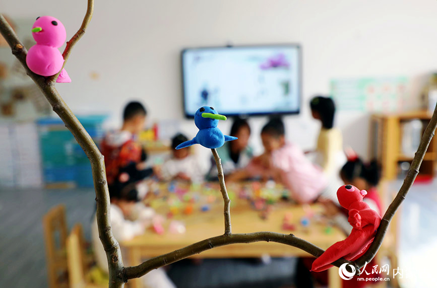 3月28日，内蒙古扎兰屯市成吉思汗镇中心幼儿园小朋友在教师指导下做泥燕，寓意春燕归来。韩冷摄