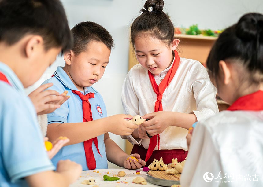 呼和浩特市玉泉區通順街小學師生在制作面塑“寒燕”。丁根厚攝