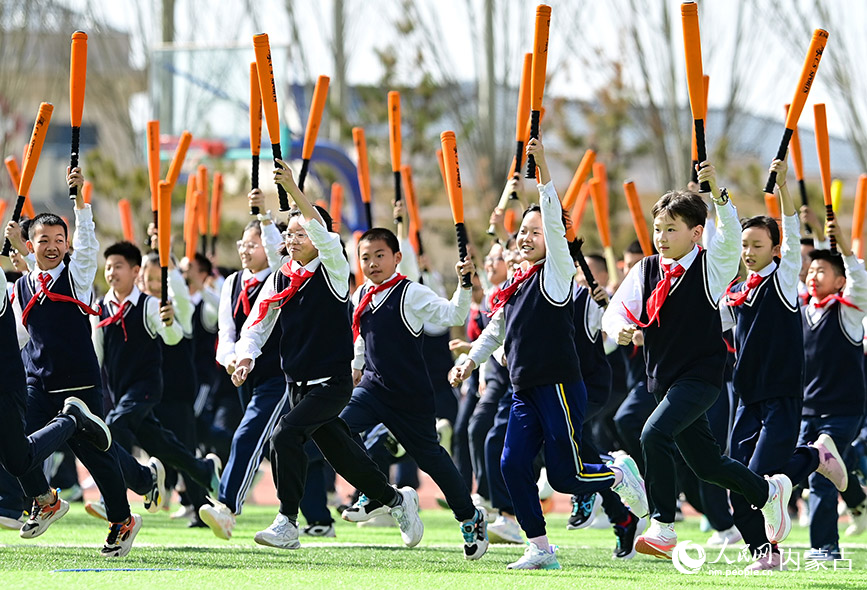 4月1日，康巴什区第一小学北校区学生在体育嘉年华活动中参加软式棒垒球团体操展演。王正摄
