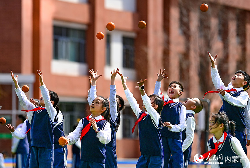 4月1日，康巴什区第一小学北校区学生在体育嘉年华活动中参加软式棒垒球趣味运动。王正摄