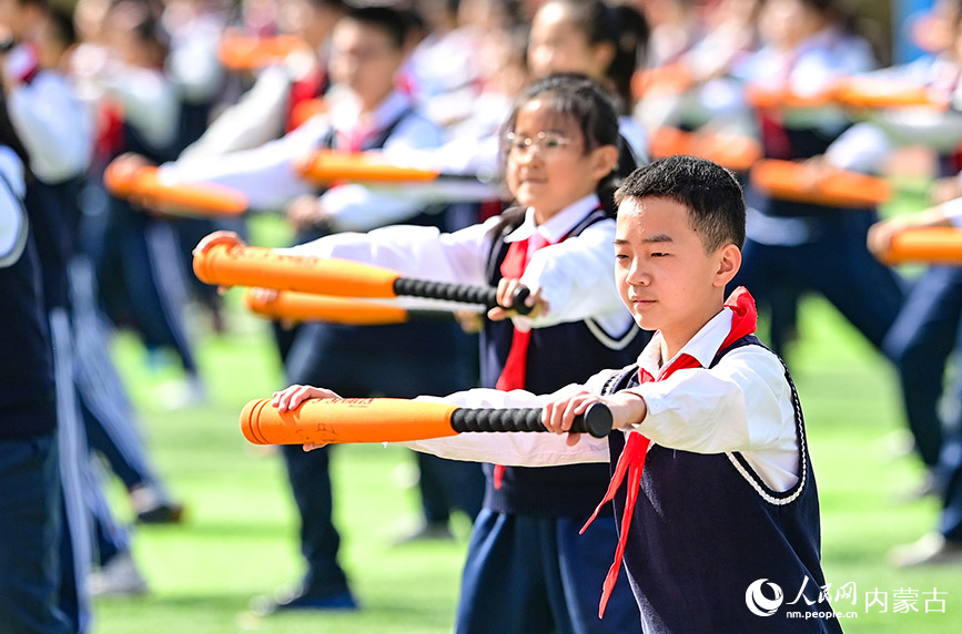4月1日，康巴什区第一小学北校区学生在体育嘉年华活动中展演软式棒垒球团体操。王正摄