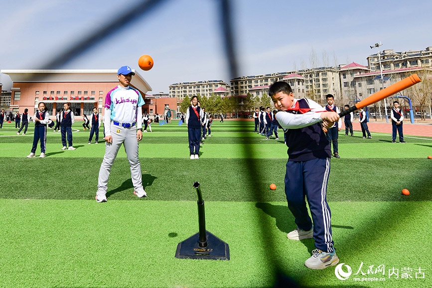 4月1日，康巴什区第一小学北校区学生在体育嘉年华活动中参加软式棒垒球趣味运动。王正摄