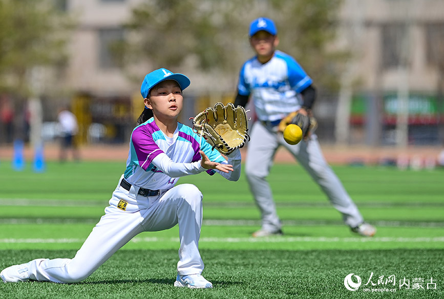 4月1日，康巴什区第一小学北校区学生在体育嘉年华活动中参加软式棒垒球比赛。王正摄