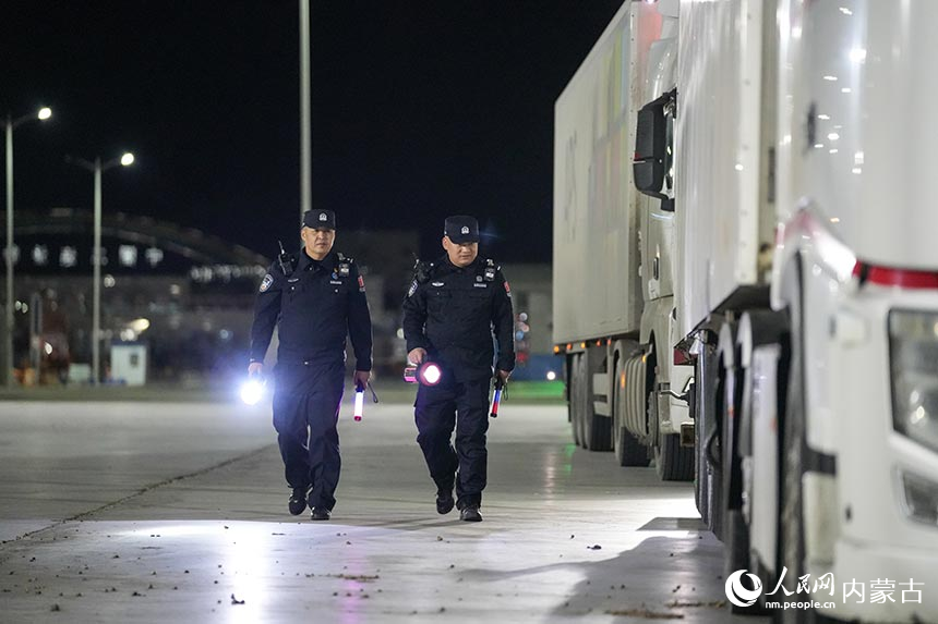 二連出入境邊防檢查站移民管理警察對通關貨車進行車體檢查。郭鵬杰攝