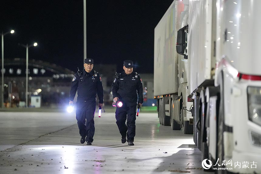 二连出入境边防检查站移民管理警察对通关货车进行车体检查。郭鹏杰摄