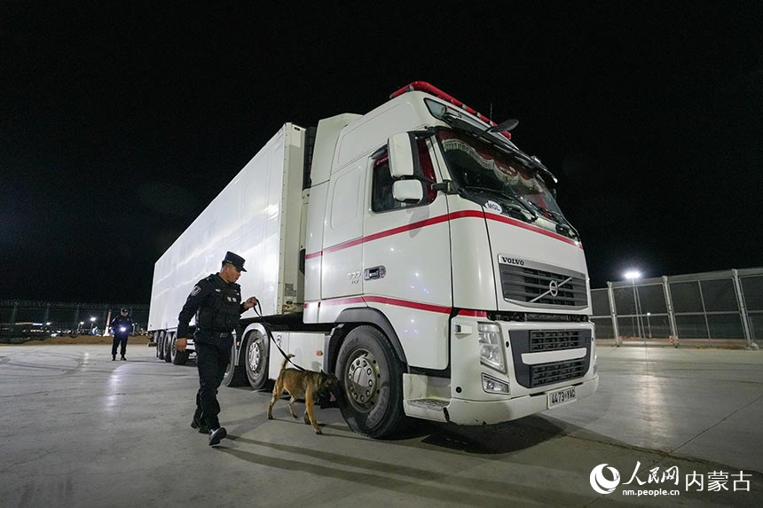 二连出入境边防检查站移民管理警察对通关货车进行车体检查。郭鹏杰摄
