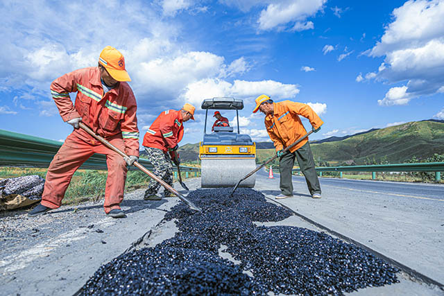 养路工人修补坑槽