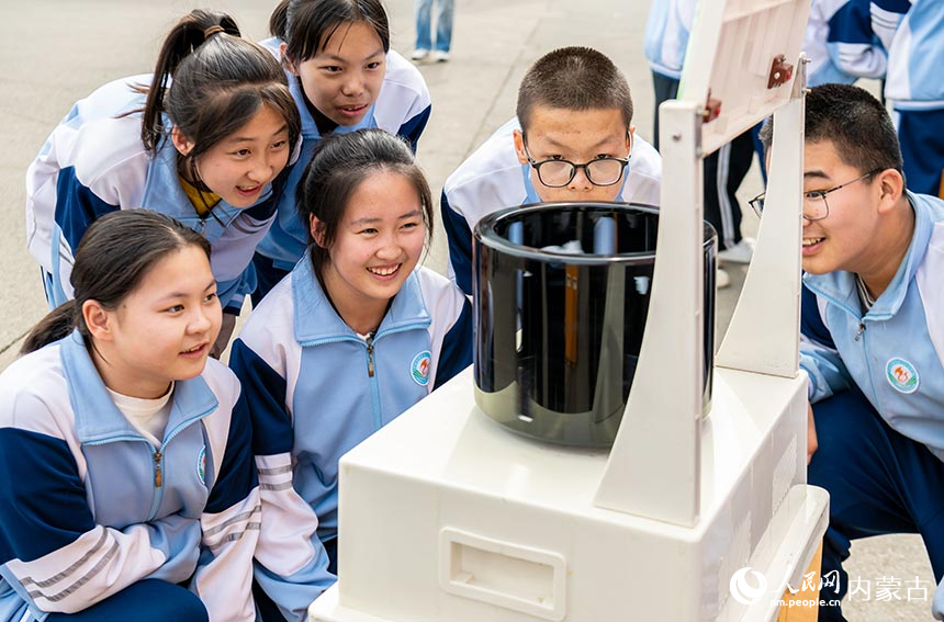 内蒙古呼和浩特市第二十七中学学生在“科技大篷车”进校园活动现场体验科普展品“动画”。丁根厚摄