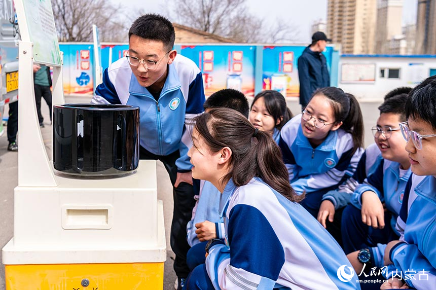 内蒙古呼和浩特市第二十七中学学生在“科技大篷车”进校园活动现场体验科普展品“动画”。丁根厚摄