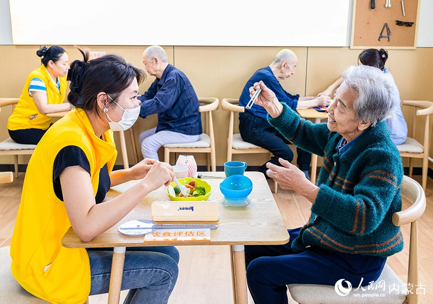 工作人員在呼和浩特市玉泉區居家社區養老服務標准化示范中心為老人進行機能評估。丁根厚攝
