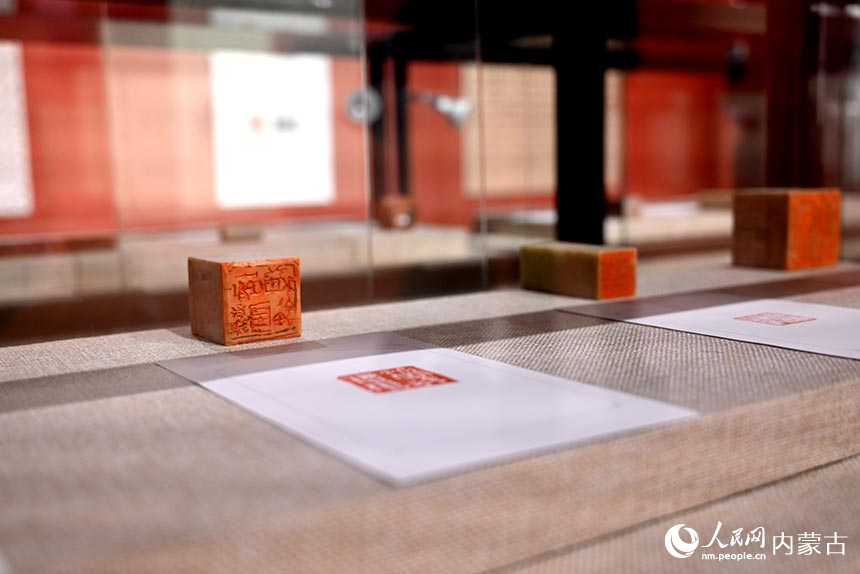 当代中国书法艺术馆内展示的书法篆刻作品。人民网记者 刘艺琳摄