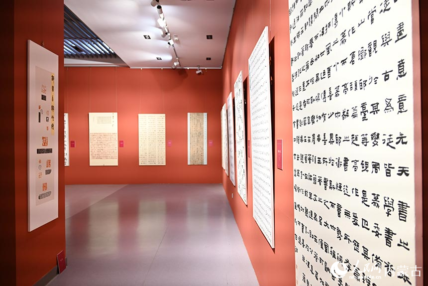 当代中国书法艺术馆内展示的书法作品。人民网记者 刘艺琳摄