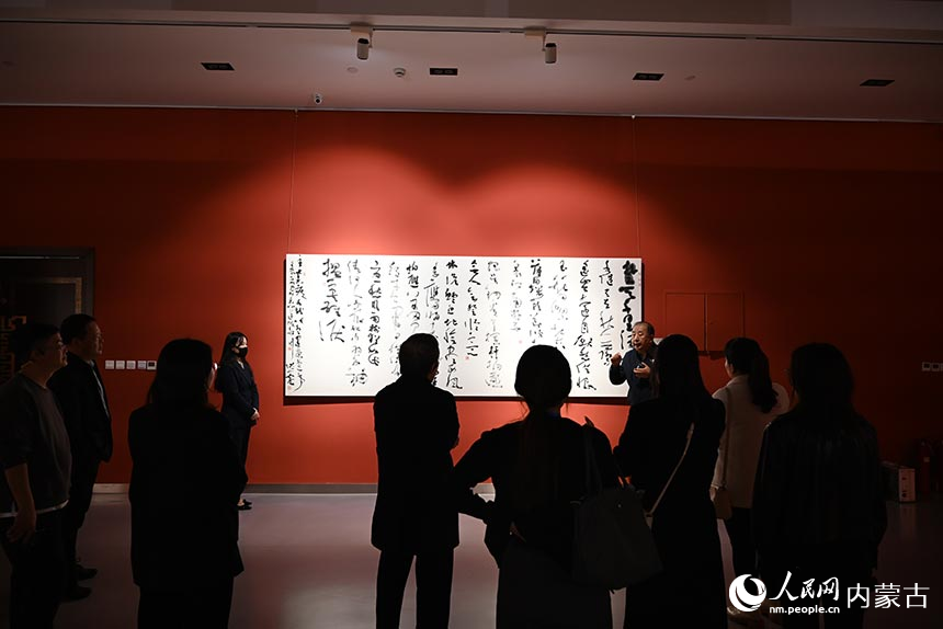 游客在当代中国书法艺术馆观赏书法作品。人民网记者 刘艺琳摄