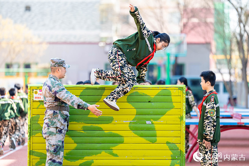 4月10日，呼和浩特市玉泉区五塔寺东街小学“少年军校”学员在体验军事训练。丁根厚摄