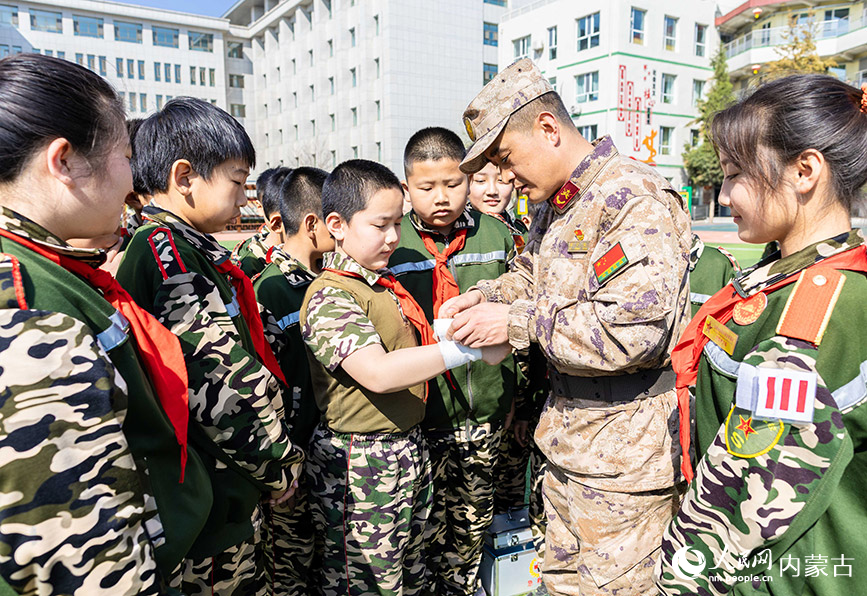4月10日，呼和浩特市玉泉区五塔寺东街小学“少年军校”学员在学习战场救助知识。丁根厚摄