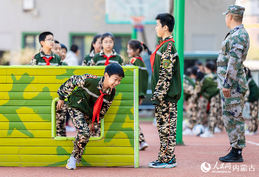 4月10日，呼和浩特市玉泉區五塔寺東街小學“少年軍校”學員在體驗軍事訓練。丁根厚攝