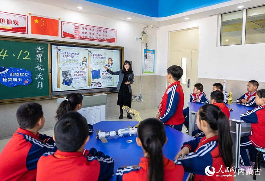 呼和浩特市玉泉区石东路小学老师在为学生们讲解中国载人航天知识。丁根厚摄
