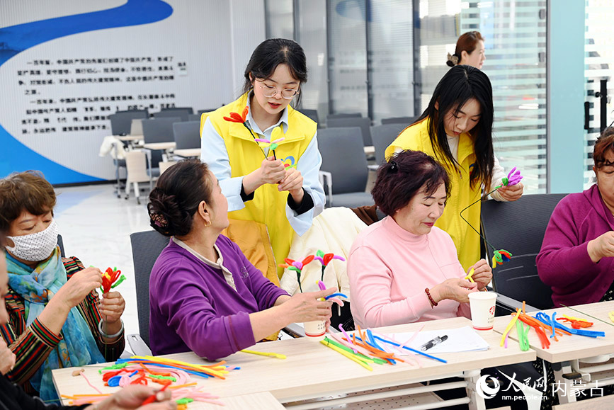 藍天社區綜合文化站內，老年人正在編制手工花。人民網記者 劉藝琳攝