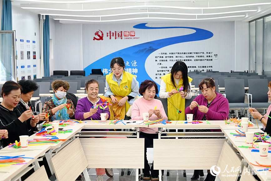 蓝天社区综合文化站内，老年人正在编制手工花。人民网记者 刘艺琳摄