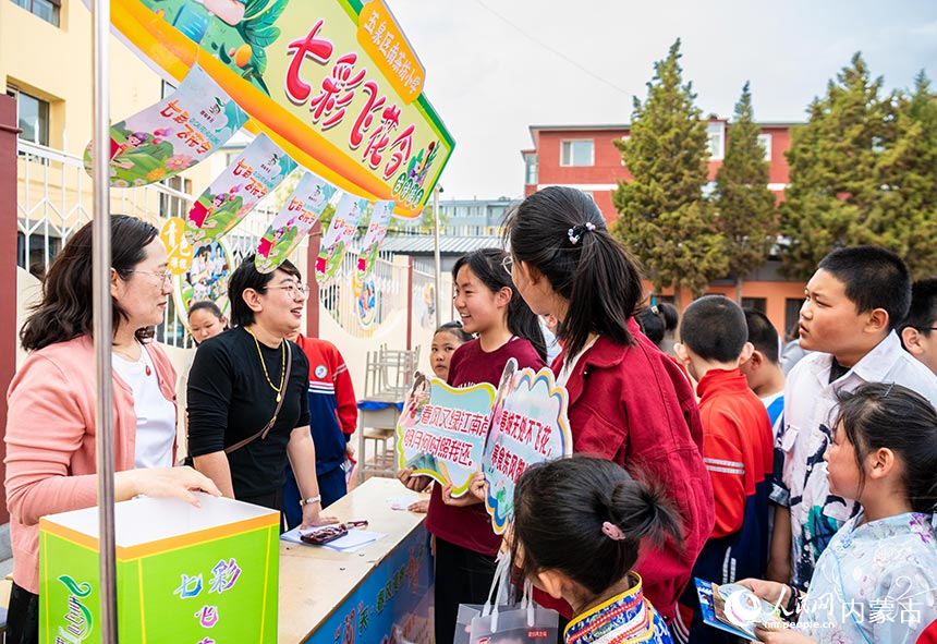 呼和浩特市玉泉区南茶坊小学学生在世界读书日系列主题活动现场参加“七彩飞花令”活动项目。丁根厚摄