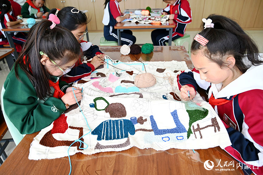 伊金霍洛旗第五小学毛线画社团课上，学生正在绘制毛线画。人民网记者 刘艺琳摄