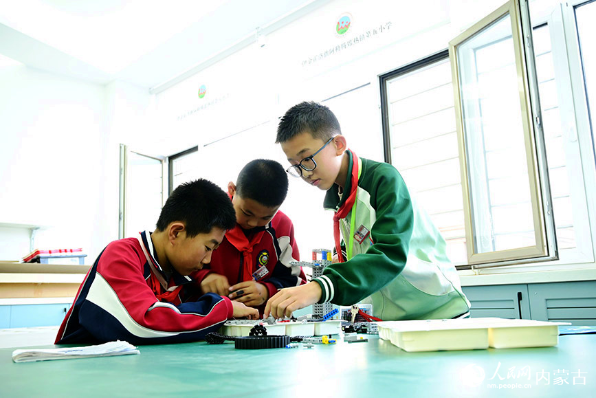 伊金霍洛旗第五小学社团课上，学生正在拼装乐高。人民网记者 寇雅楠摄