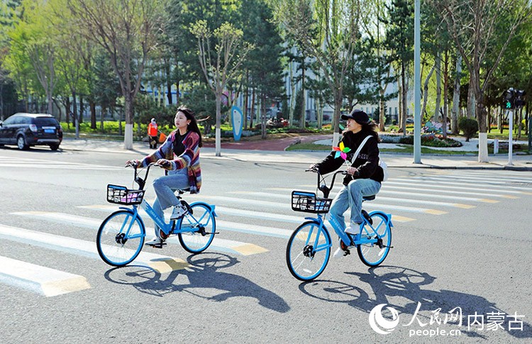 市民快乐骑行。