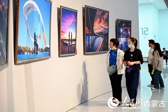 游客正在内蒙古美术馆欣赏摄影作品展。人民网记者 刘艺琳摄
