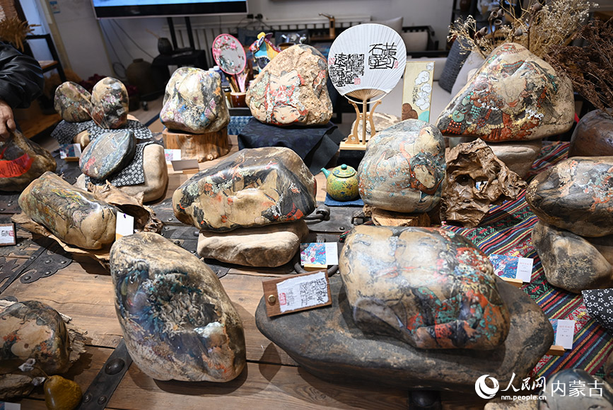 鲁婷创作的黄河石绘画作品。人民网记者 刘艺琳摄