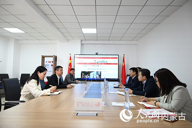 实践杂志社社长李洪才一行到人民网内蒙古分公司座谈。人民网记者 刘艺琳摄