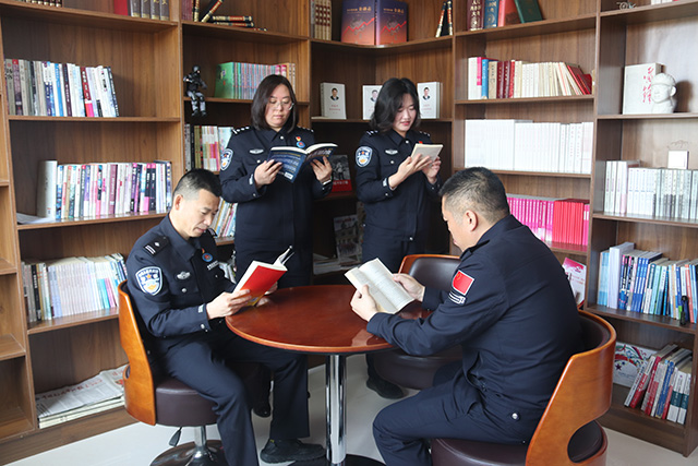 民警在读书角自由阅读。