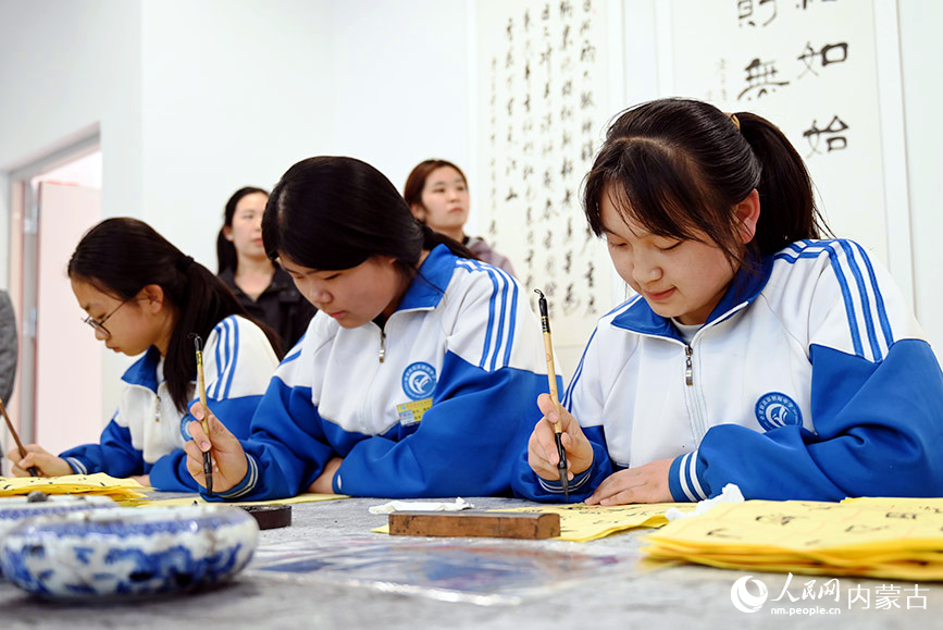 卓資縣北京朝陽中學學生正在參加社團活動。人民網記者 劉藝琳攝