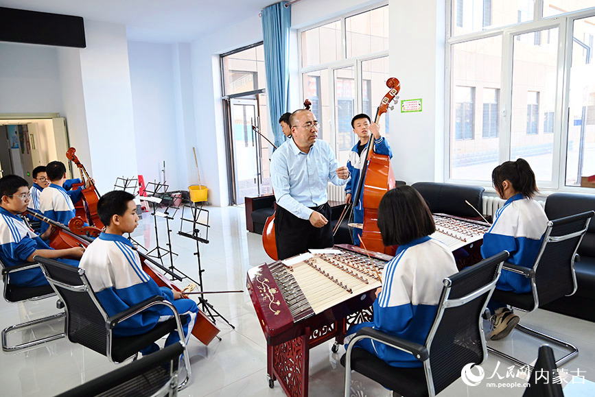 卓资县北京朝阳中学学生正在参加社团活动。人民网记者 刘艺琳摄