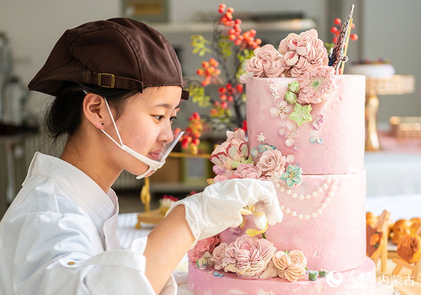 4月25日，呼和浩特市食品与医药卫生学校的学生在食品工艺实训室上实训课。丁根厚摄