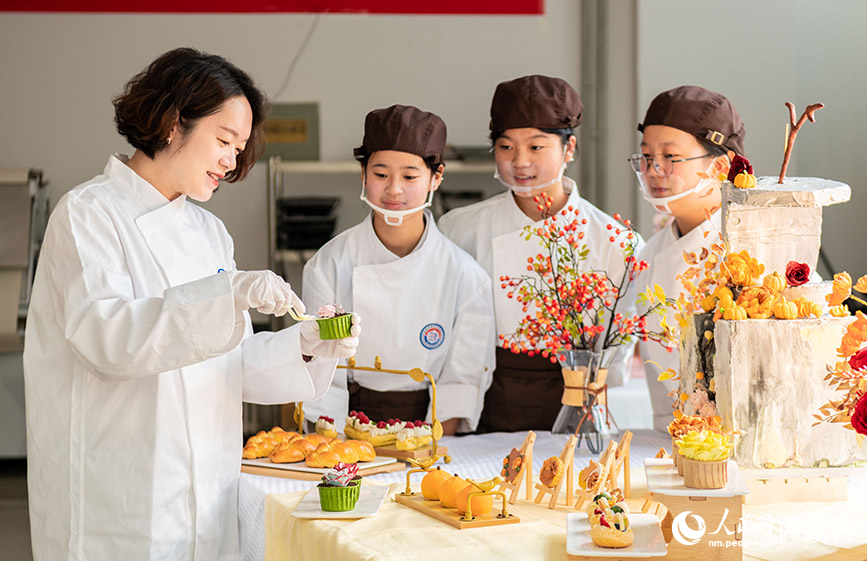 4月25日，呼和浩特市食品与医药卫生学校的学生在食品工艺实训室上实训课。丁根厚摄