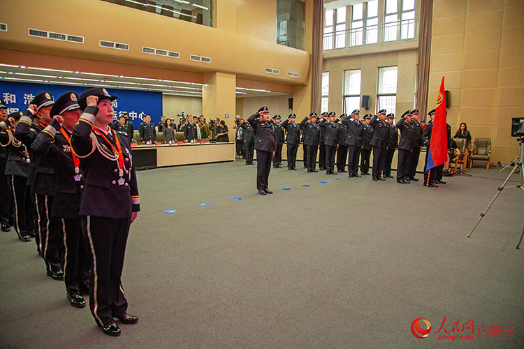 包牧仁带领新警共同宣誓。呼和浩特市公安局供图