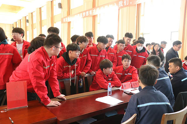 组织通辽职业学院学生来内蒙古沁金新材料集团有限公司开展求职体验拓展活动。李振东摄