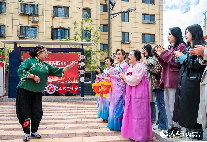 呼和浩特市玉泉区清泉街社区的文艺志愿者在表演二人台呱嘴《十夸政策好》。丁根厚摄