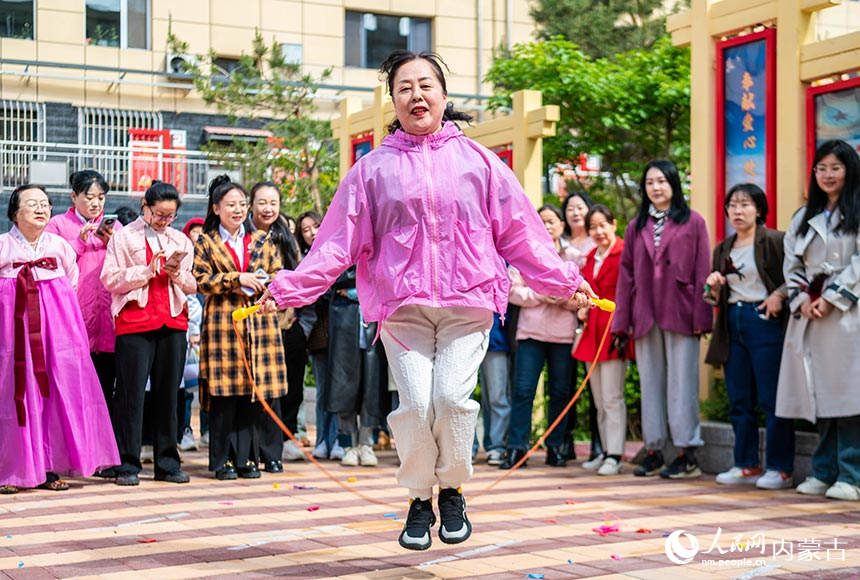 呼和浩特市玉泉区清泉街社区居民在参加老年组跳绳比赛。丁根厚摄