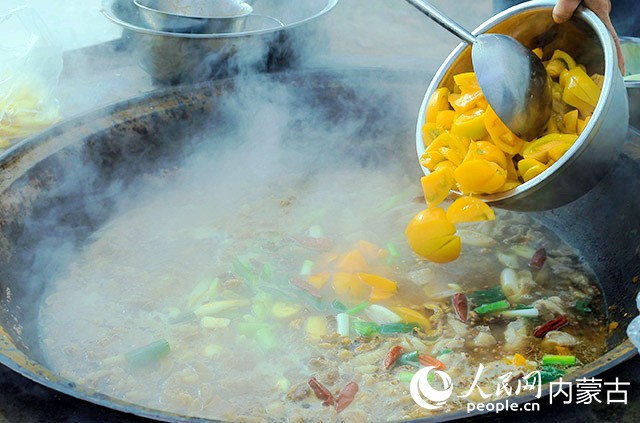 现场烹制黄柿子美食。主办方供图